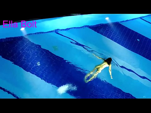 ❤️ मी पाहणे थांबवू शकत नाही, तरुण गोरा ELLA BOLT रिसॉर्ट पूलमध्ये नग्न पोहताना पकडला गेला ❤️❌  लिंग
